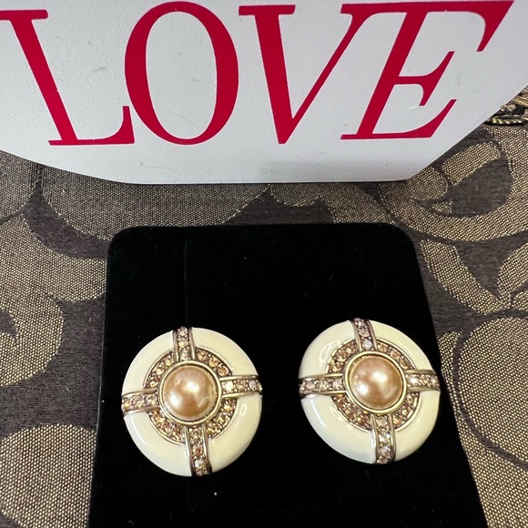Heidi Daus SALE 🆕 “Tres Chic” earrings omega for pierced ears - Picture 1 of 6